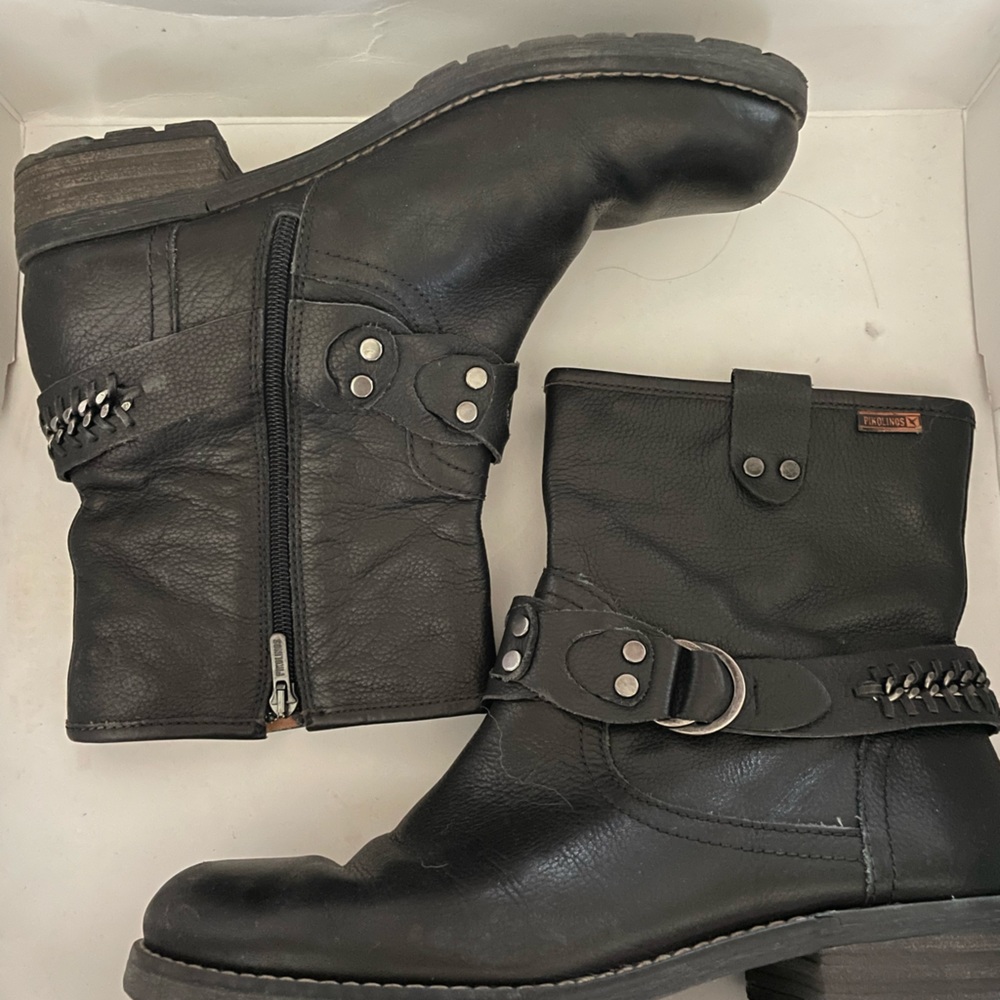 Black Pikolinis leather ankle boot.